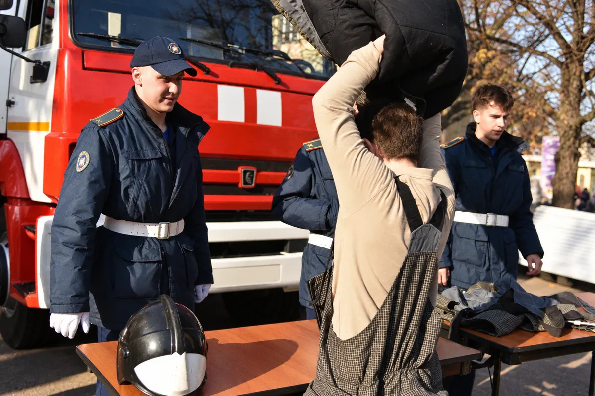 На ВДНХ прошел фестиваль безопасности: спасатели показали спецтехнику и тренажеры